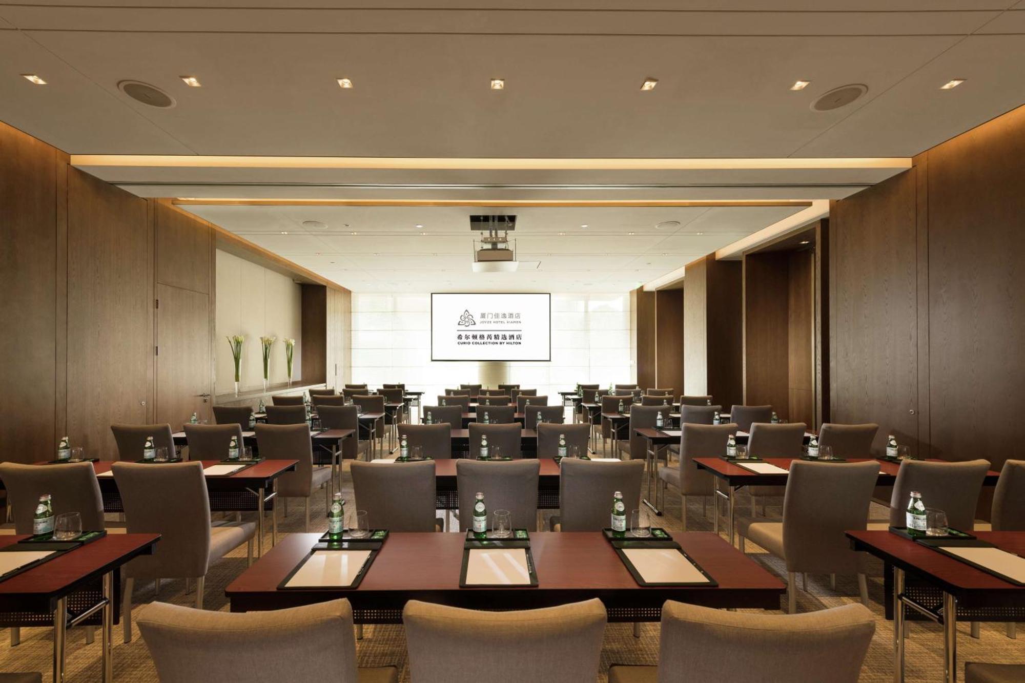 Joyze Hotel Xiamen, Curio Collection By Hilton Exterior photo
